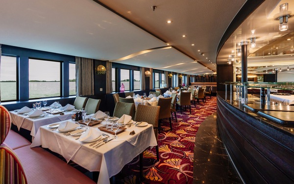 Amawaterways AmaSonata Main Restaurant 2 ©Volker Vornehm & Amawaterways.jpg